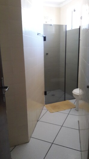 Een douche, handdoeken, toiletpapier