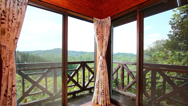 Une pièce dotée d’une grande fenêtre et d’une balustrade en bois.