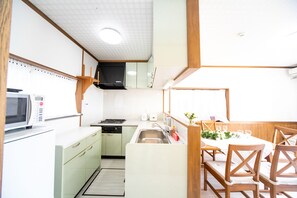 獨棟房屋 (Awaji Seaside Resort in Iwaya 3000) | 私人小型廚房 | 電冰箱、微波爐、爐台、電熱水壺