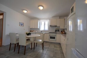 Kjøleskap, ovn, oppvaskmaskin og kaffetrakter/tekoker