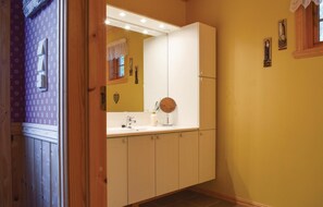 Combined shower/bathtub