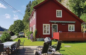 Outdoor dining - 4 bedroom cozy home in Farsund (Farsund)