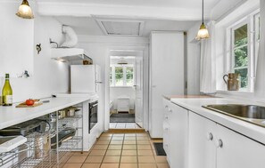 Kühlschrank, Herdplatte, Wasserkocher mit Kaffee-/Teezubehör