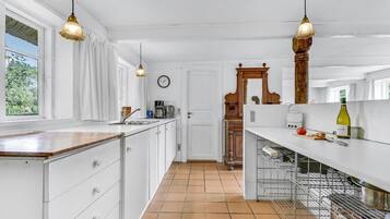 Réfrigérateur, plaque de cuisson, cafetière/bouilloire