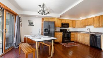 Coffee/tea maker, fridge, microwave, oven
