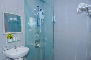 Shower, free toiletries, hair dryer, bidet - Treeline Urban Inn (Kota Kinabalu)