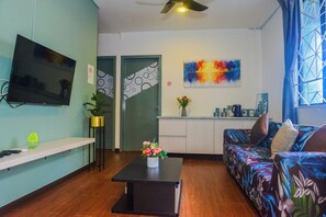 Flat-screen TV - Treeline Urban Inn (Kota Kinabalu)