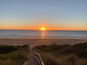 Beach nearby, sun loungers, beach towels - Pearly Shells Beach Cottage- 200m walk to Beach & 500m to shops  - pet friendly (Culburra Beach)
