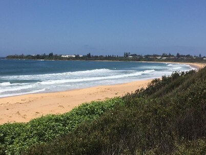 Pearly Shells Beach Cottage- 200m walk to Beach & 500m to shops - pet friendly