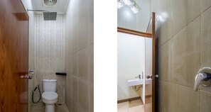 Shower, towels - Puma Hotel (Bandung)