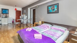 Hotellihuone, jossa on sänky, työpöytä ja tuoli.