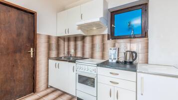 Jääkaappi, liesi, kahvin-/teenkeitin