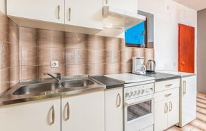 Fridge, stovetop, coffee/tea maker, cookware/dishes/utensils - Beach front apartment in Stara Baska with WiFi (Stara Baska)