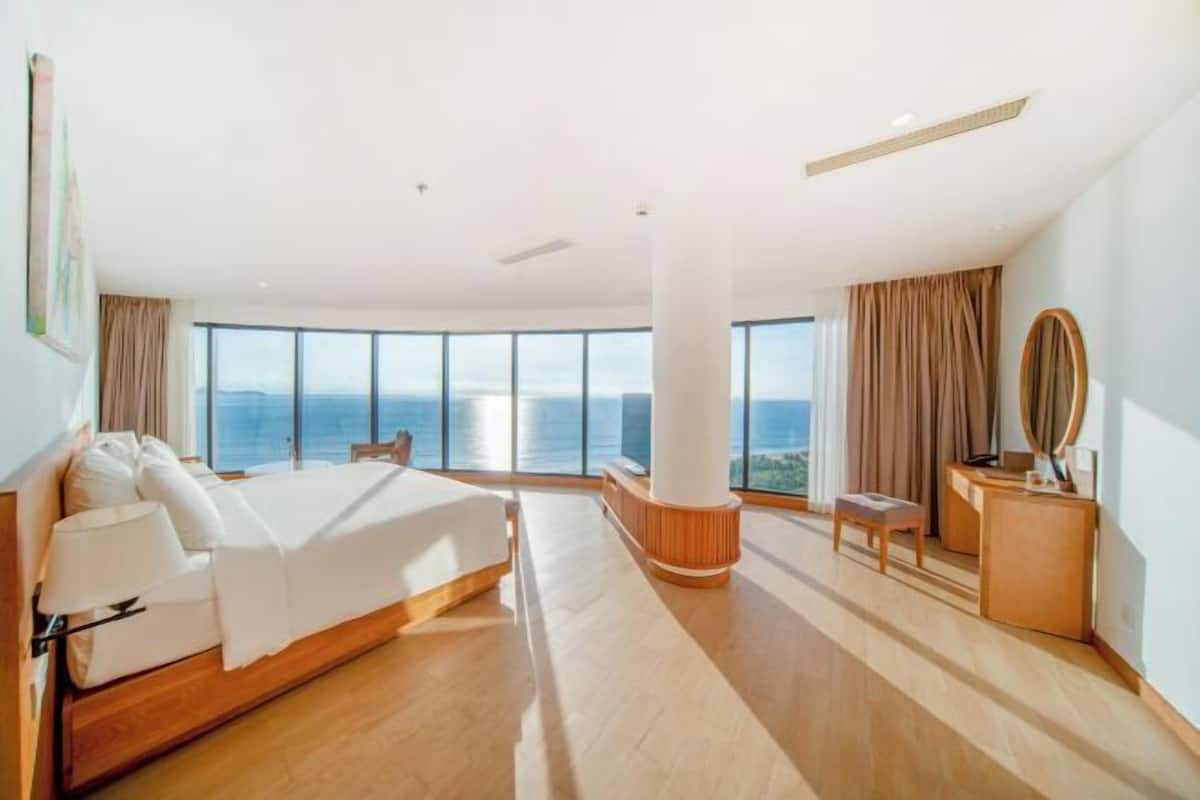 Free minibar items, in-room safe, desk, laptop workspace