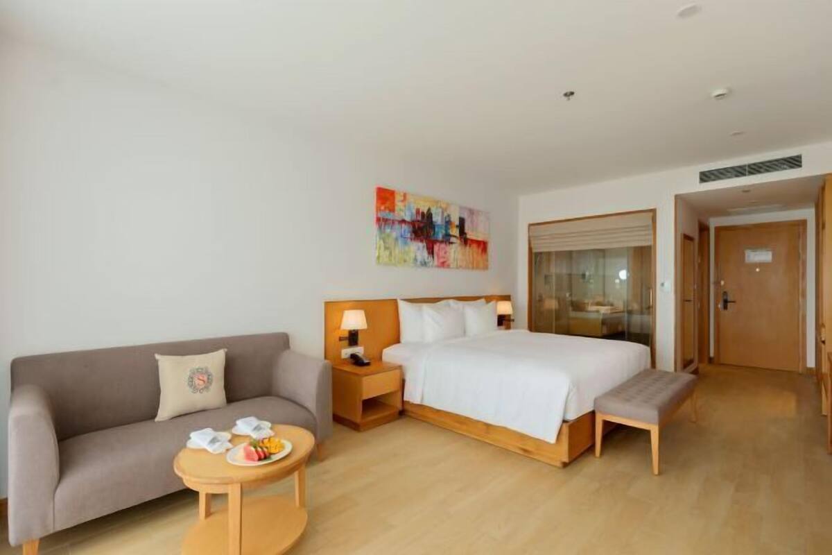 Minibar contenant certains articles gratuits, coffre-fort, bureau