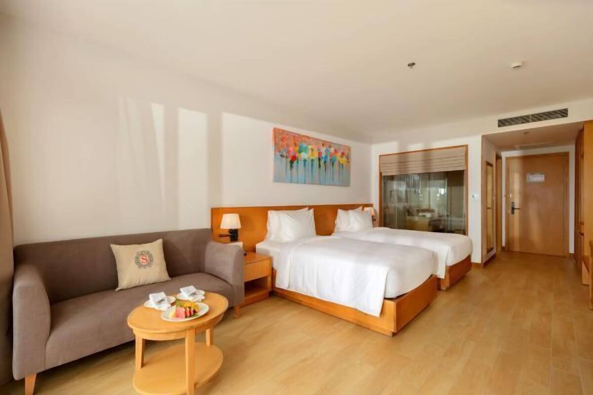 Minibar contenant certains articles gratuits, coffre-fort, bureau