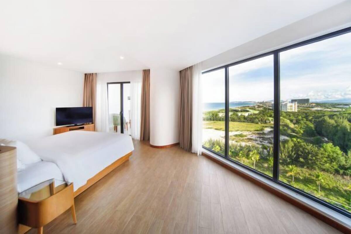 Minibar contenant certains articles gratuits, coffre-fort, bureau