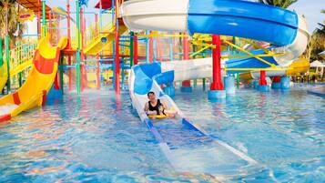Ein Wasserpark mit mehreren Wasserrutschen und Wasserspielen.