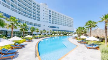 2 outdoor pools