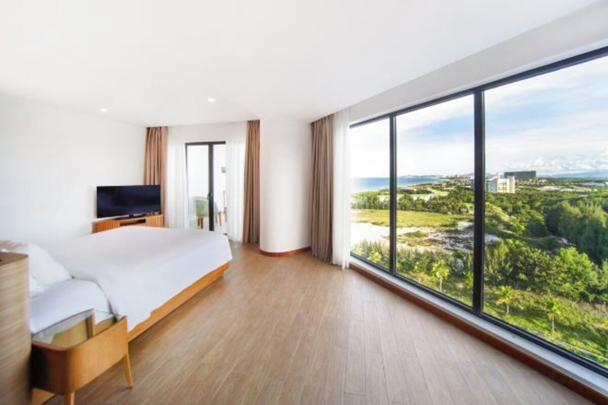 Free minibar items, in-room safe, desk, blackout curtains
