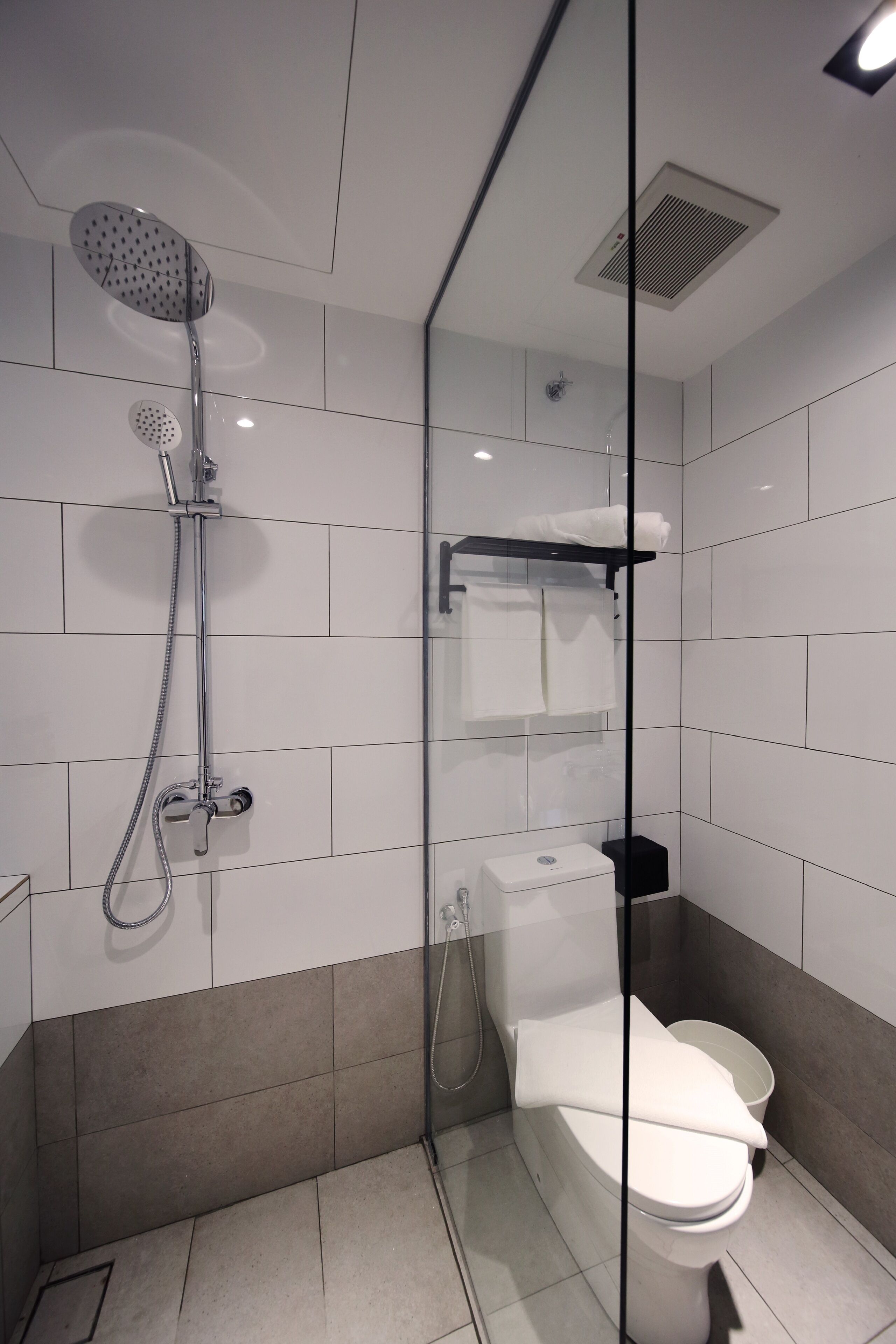 executive suite | bathroom | shower, hair dryer, bidet, towels