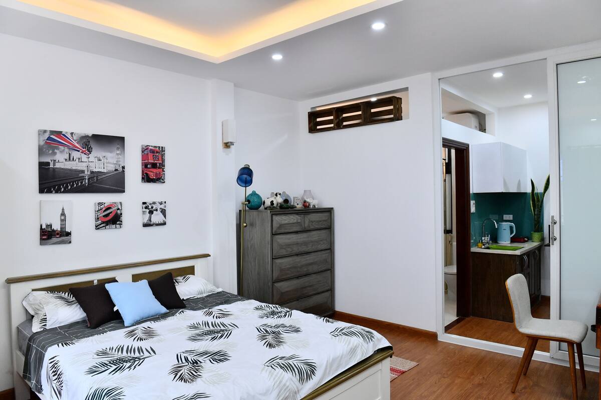 Habitación de diseñador (C) | Ropa de cama de alta calidad, cortinas blackout y wifi gratis 