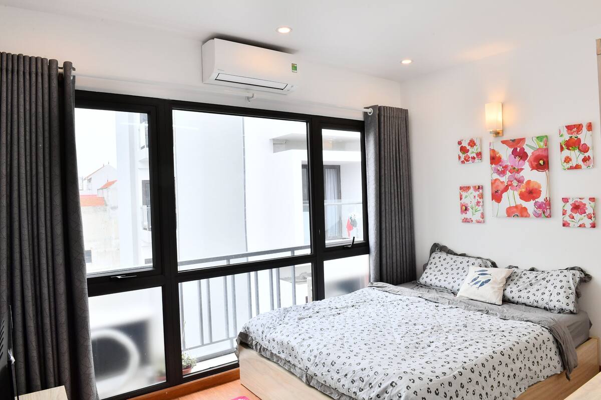 Habitación de diseñador, 2 habitaciones | Ropa de cama de alta calidad, cortinas blackout y wifi gratis 