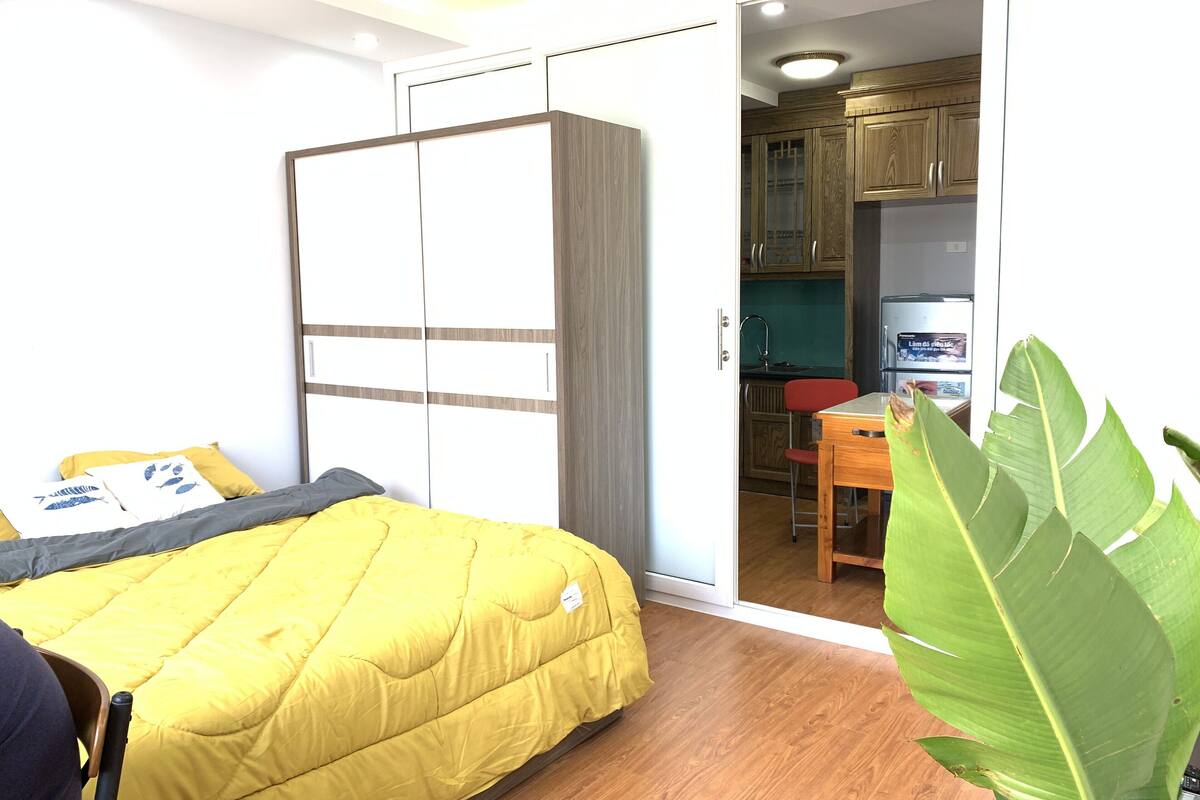 Habitación de diseñador (A) | Ropa de cama de alta calidad, cortinas blackout y wifi gratis 