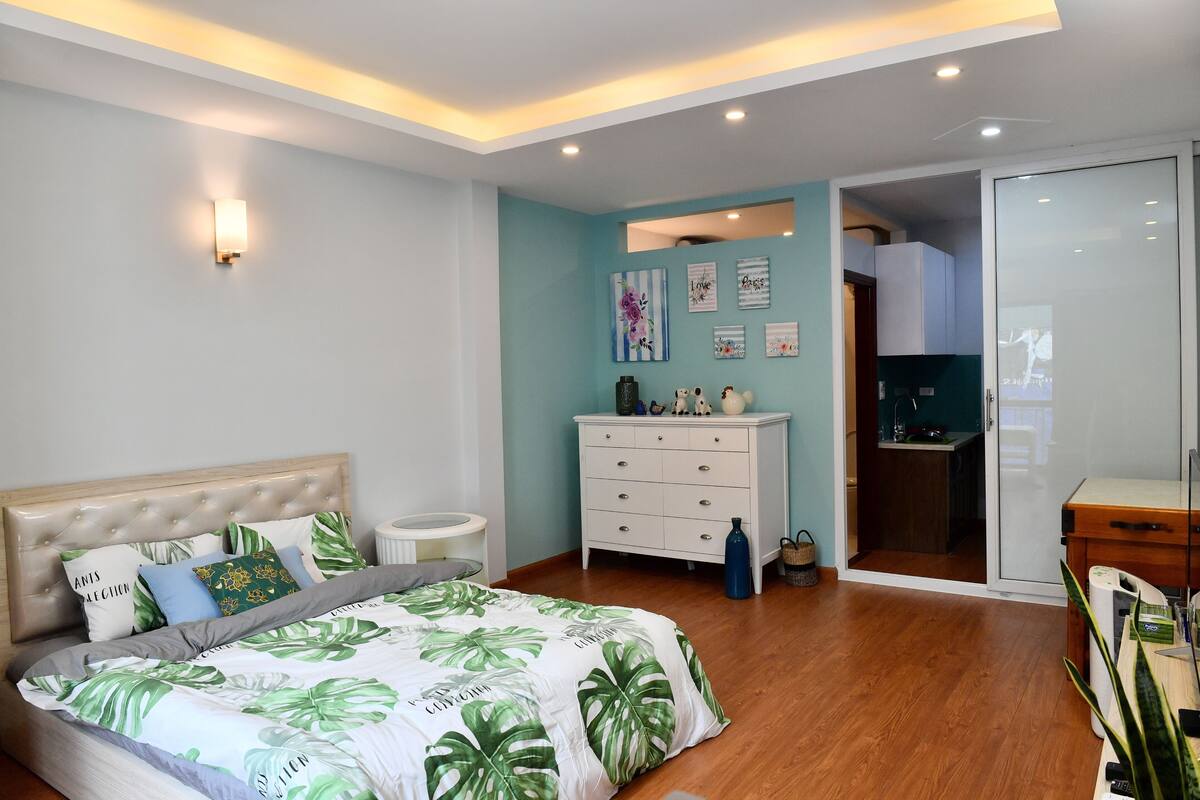 Habitación de diseñador (B) | Ropa de cama de alta calidad, cortinas blackout y wifi gratis 