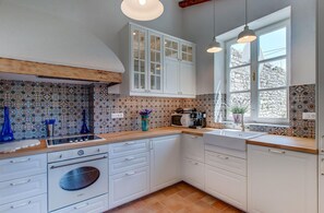 Fridge, stovetop, coffee/tea maker