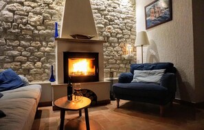 Smart TV, fireplace, stereo