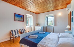 3 多间卧室、客房内保险箱、旅行婴儿床、免费 WiFi