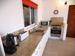 Een koelkast, een microgolfoven, een oven, een kookplaat