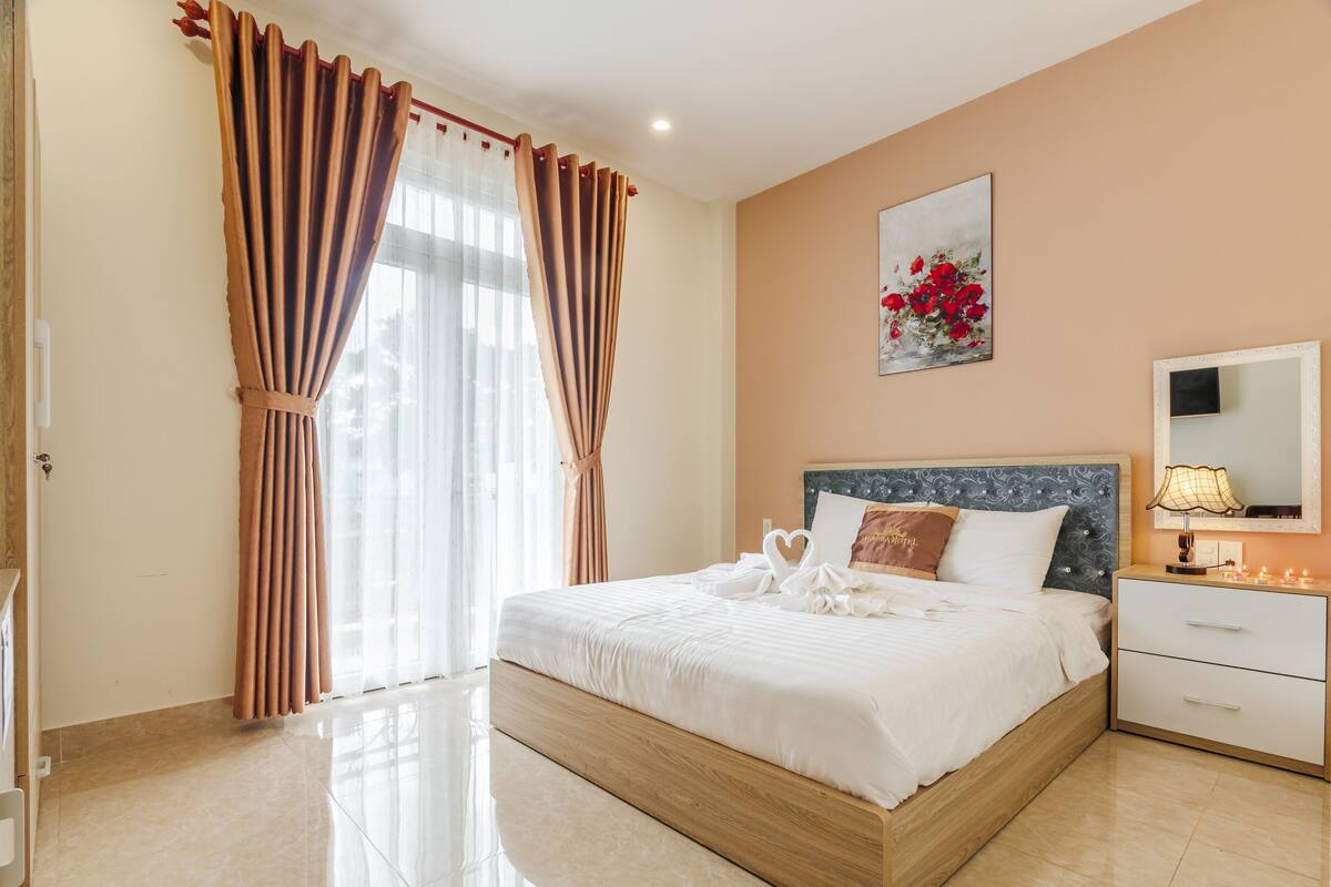 Minibar, desk, blackout curtains, free WiFi