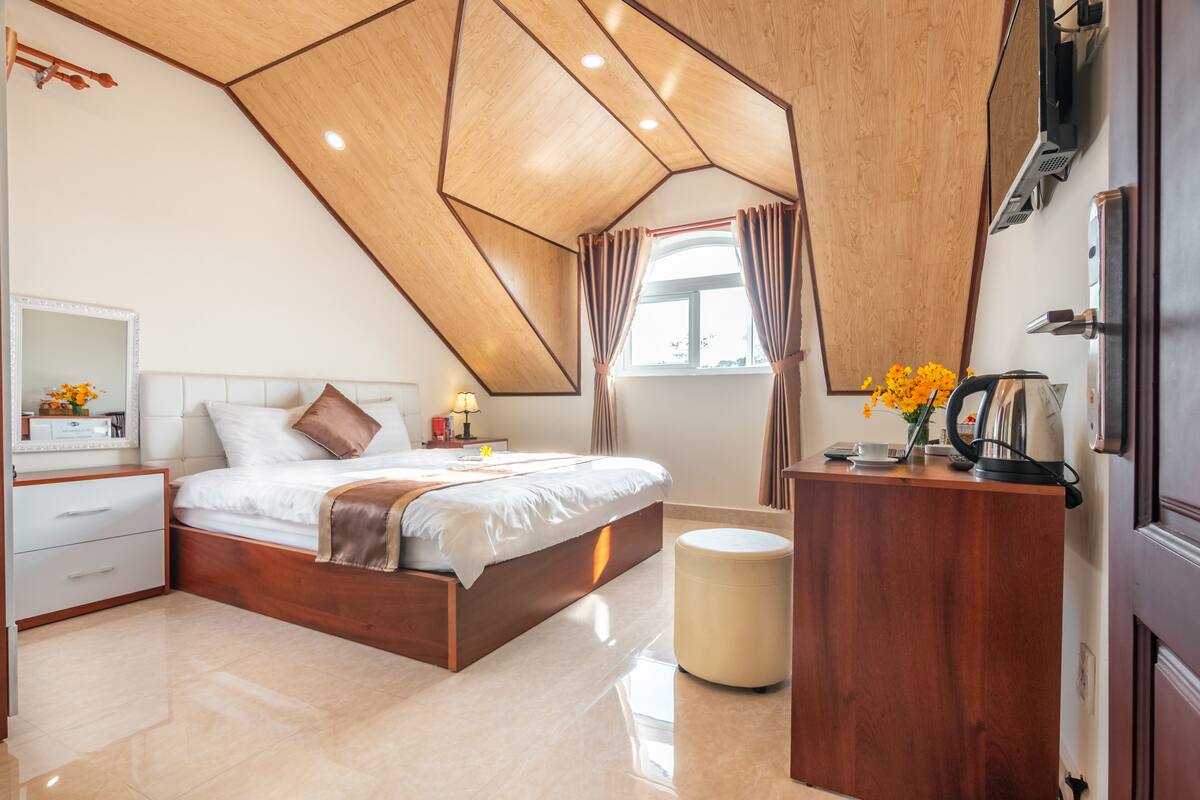 Minibar, desk, blackout curtains, free WiFi