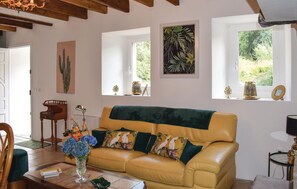 Televisión, chimenea y estéreo 