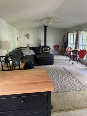 Living area - Walk to BAYSIDE MONTHLY DISCOUNTS ! (Northport)