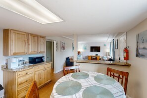 Dining - Family-friendly duplex in the Heart of Nye beach, Dog-friendly (Newport)