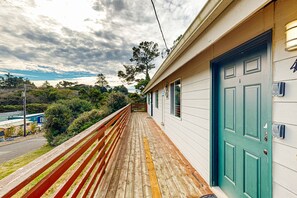 Exterior detail - Family-friendly duplex in the Heart of Nye beach, Dog-friendly (Newport)