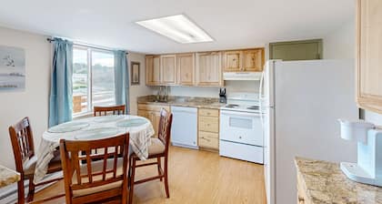 Family-friendly duplex in the Heart of Nye beach, Dog-friendly