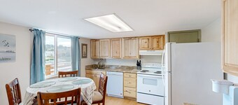 Family-friendly duplex in the Heart of Nye beach, Dog-friendly