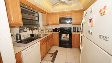 雪櫃、微波爐、焗爐、爐具