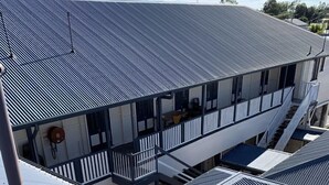 A multi-story building with a flat roof and a balcony on the second floor. - Biloela Hotel (Biloela)