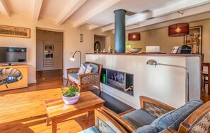 Televisión y chimenea 