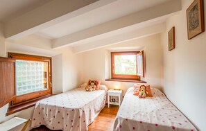 3 bedrooms, travel cot, free WiFi, bed sheets