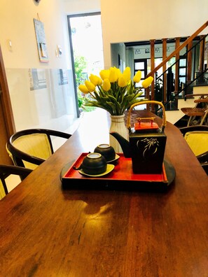 Quarto casal luxo, sacada | Área de estar no saguão