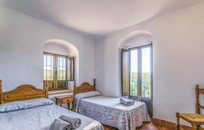 5 chambres, lit parapluie, draps fournis
