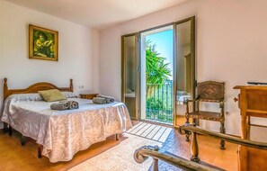 5 bedrooms, travel crib, bed sheets