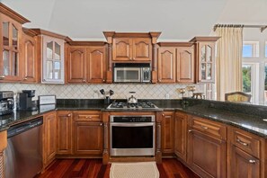 Coffee/tea maker, fridge, microwave, oven - Banana Point Rental at River Rocks Landing (Gadsden)