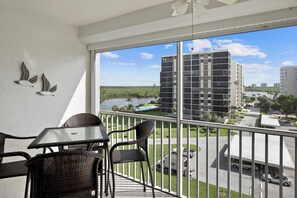 Outdoor dining - Vanderbilt Towers - Vanderbilt Beach - Bayside (Naples)
